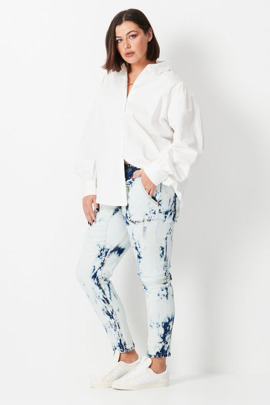 Model wears plus size shibori wash white jeans 