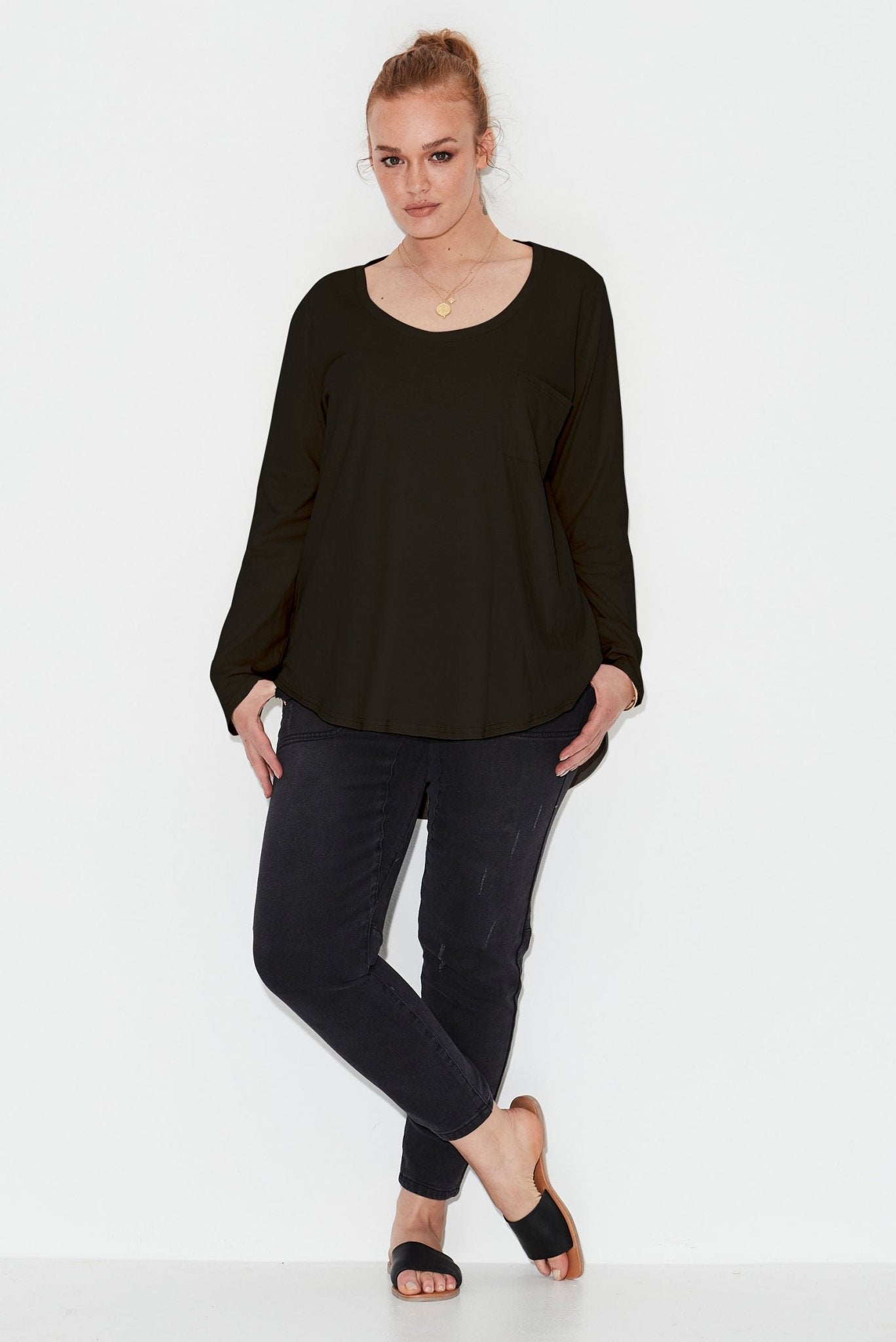 Linen Long Sleeve Longline Tee - Black - 17 Sundays17 SundaysModel wears black long sleeved long line plus size linen tee shirt