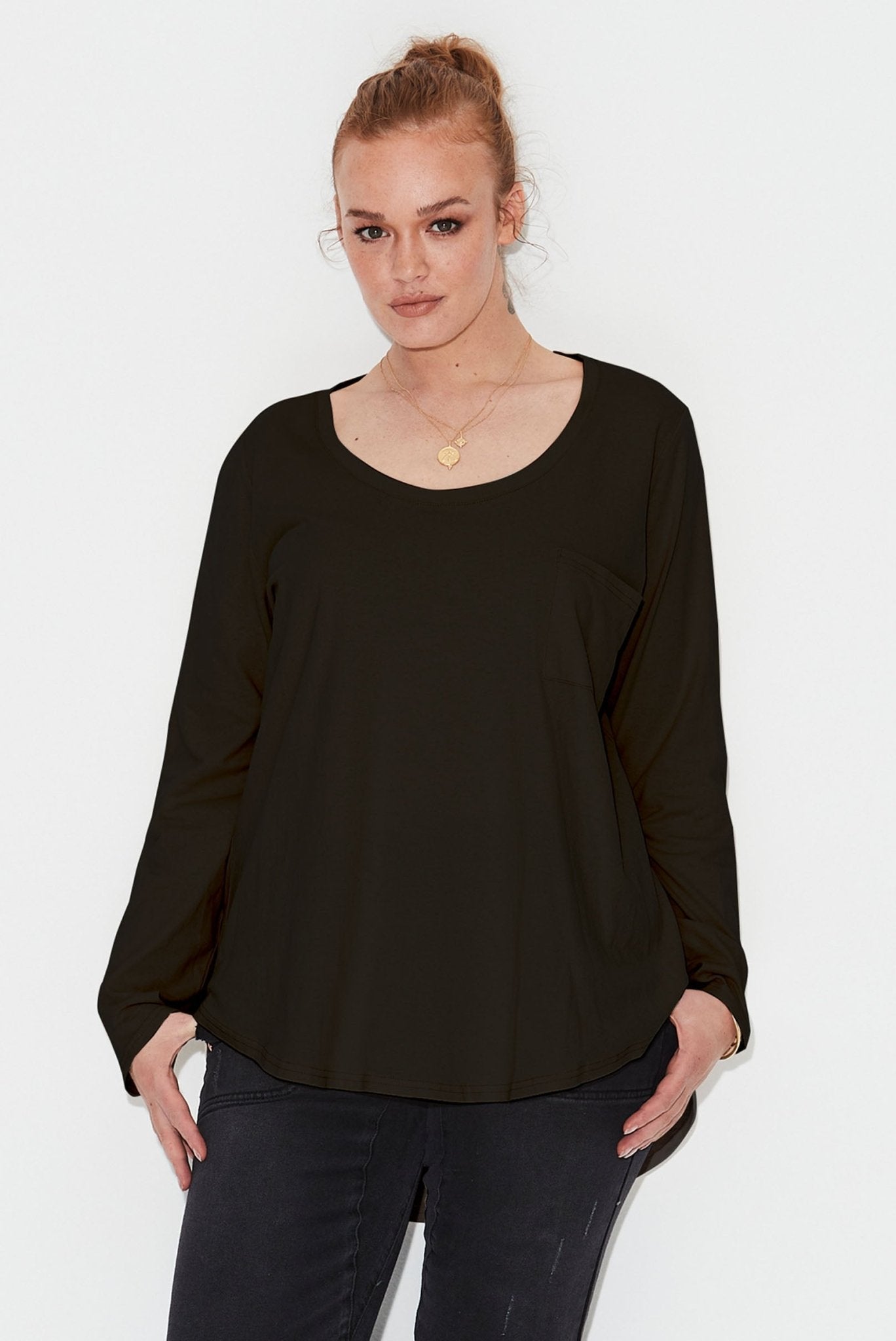 Linen Long Sleeve Longline Tee - Black - 17 Sundays17 SundaysModel wears black long sleeved long line plus size linen tee shirt