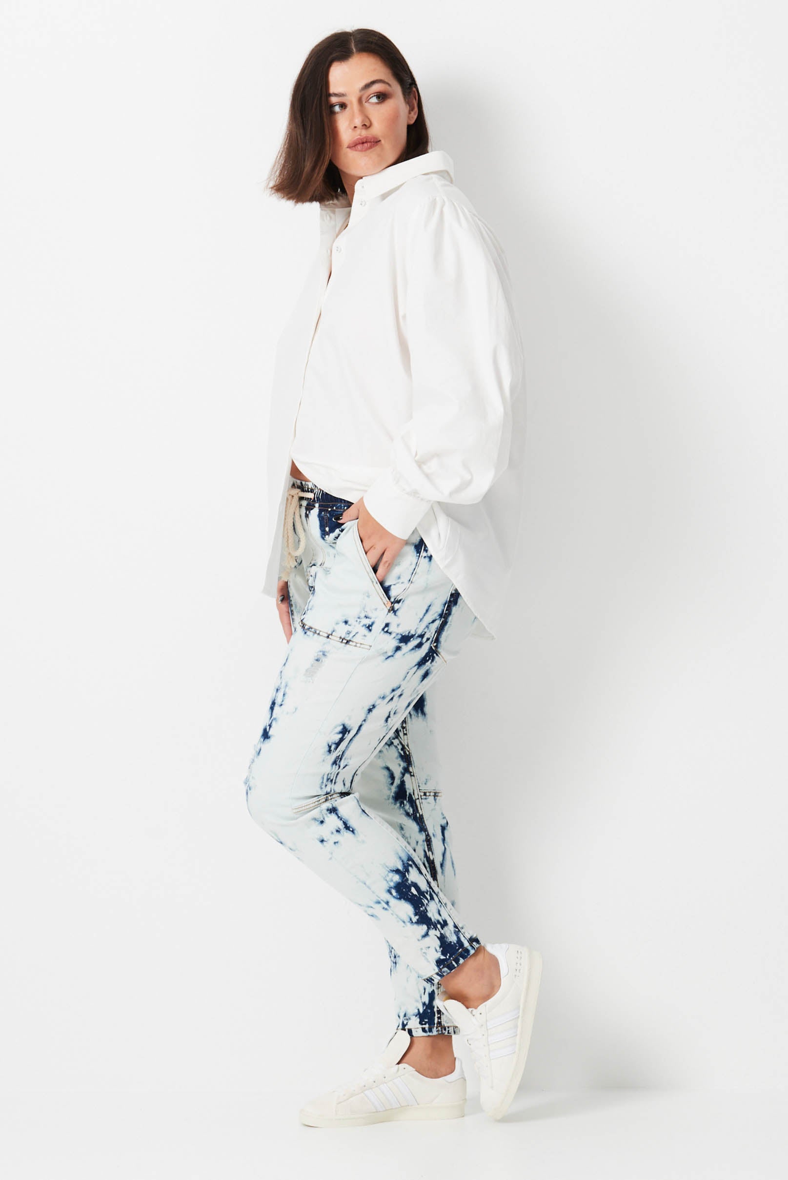 model wears size 16 white jeans 